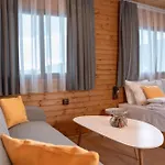 Feriehus плаващи къщи райски кът язовир кърджали Brosh