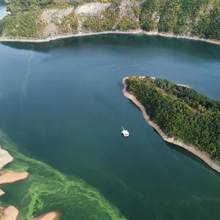 плаващи къщи райски кът язовир кърджали Brosh