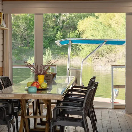 плаващи къщи райски кът язовир кърджали Holiday home *