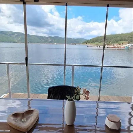 плаващи къщи райски кът язовир кърджали Casa vacanze *